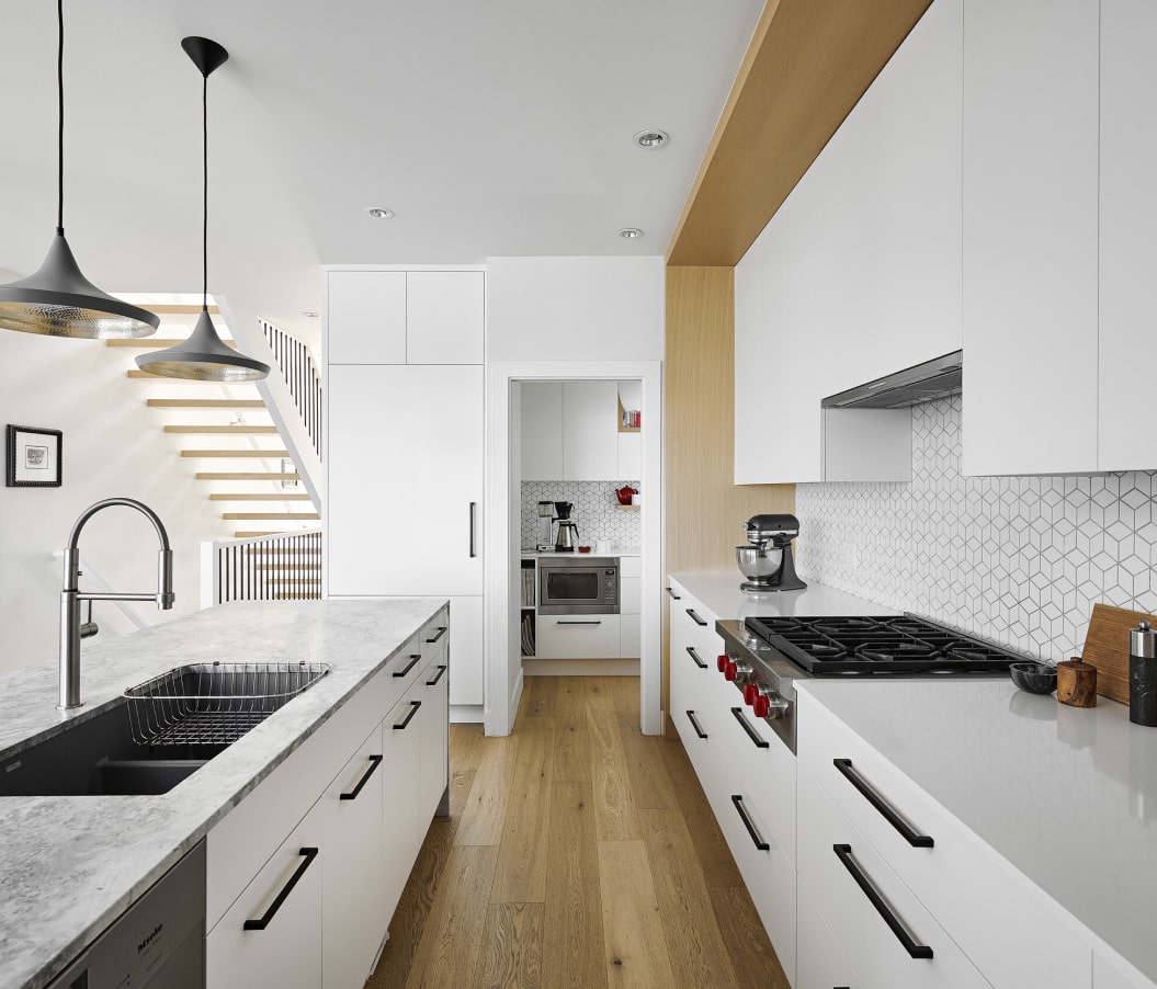 Lichte keuken met houten vloer