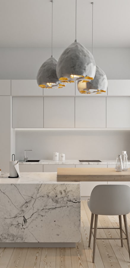 Witte keuken met tuinzicht